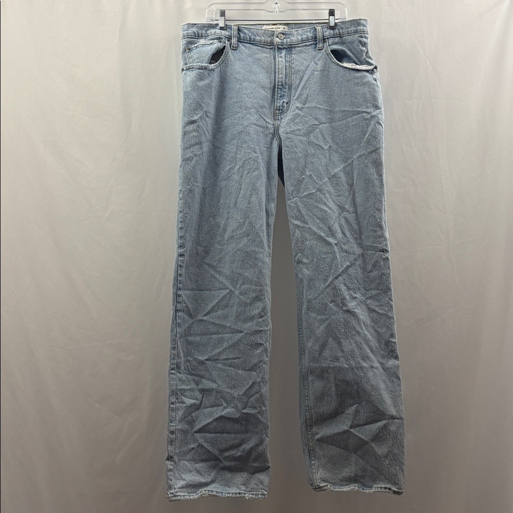 Womenβs Abercrombie & Fitch 90s Relaxed High Rise Light Wash Size 33/16L